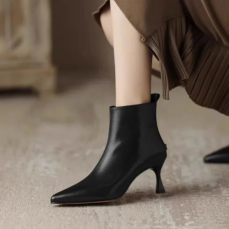Women's Black Leather Pointed-Toe Kitten-Heel Ankle Boots – Zipper
